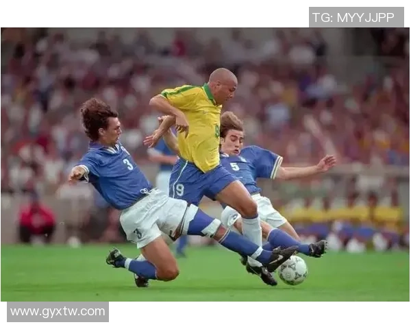 长发足球明星的魅力与风格解析他们如何在赛场上展现个性与实力