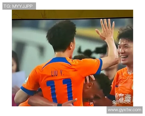 足球明星在球场上的精彩瞬间捕捉与背后故事的深度解析